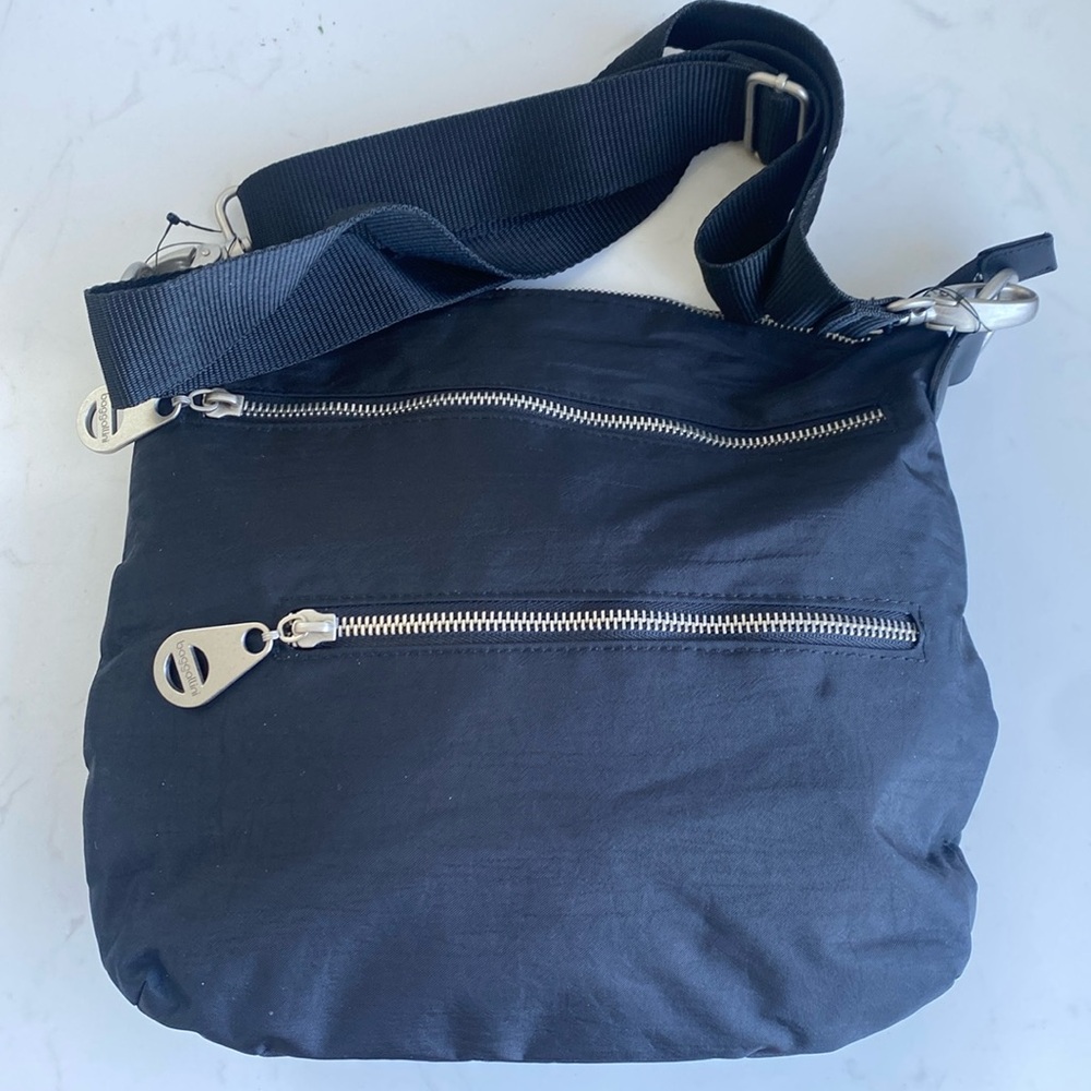 Baggallini black top main zip section & 2 front zip compartments Crossbody